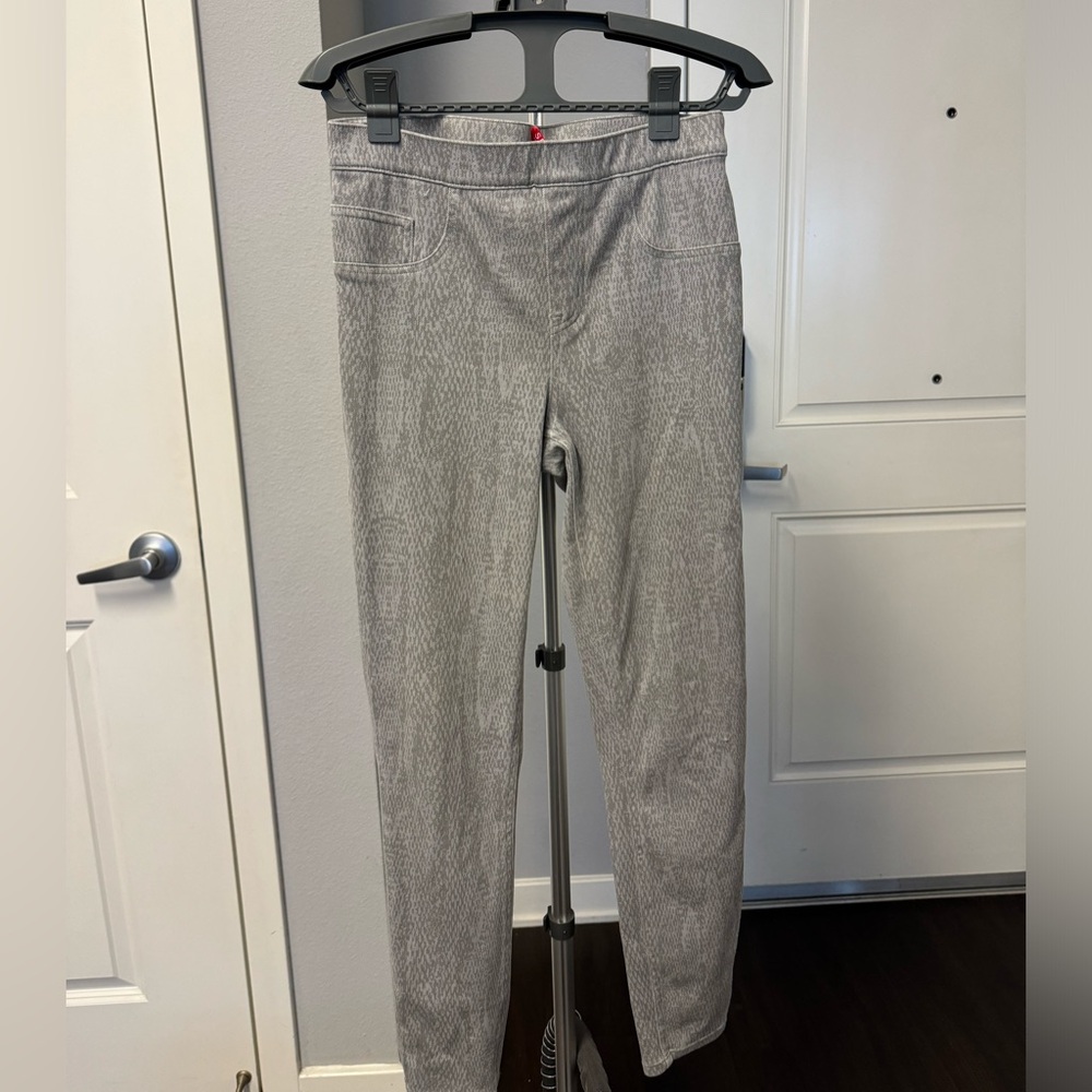SPANX light gray snake skin Jean-ish leggings/ jeggins M